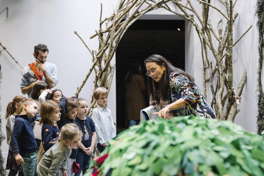 Médiatrice culturelle devant l'oeuvre d'Emilie Faif avec des maternelles