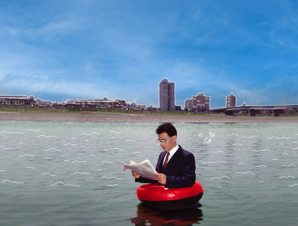 homme dans l'eau avec une bouée rouge
