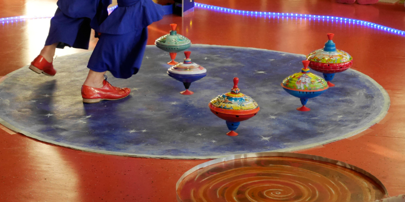 Danseuse avec des toupies
