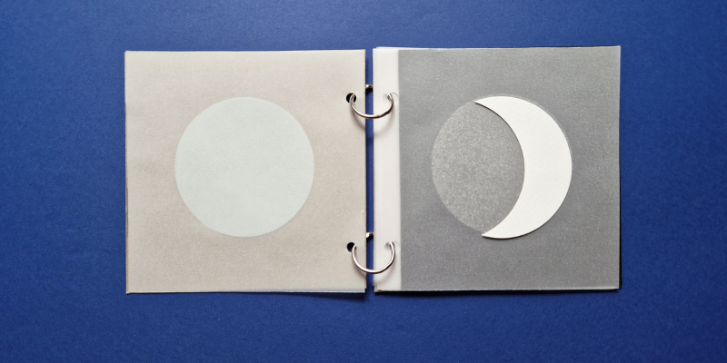 Livre en papier sur la lune