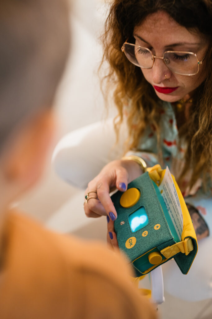 Adulte montrant un enfant la cassette lunii