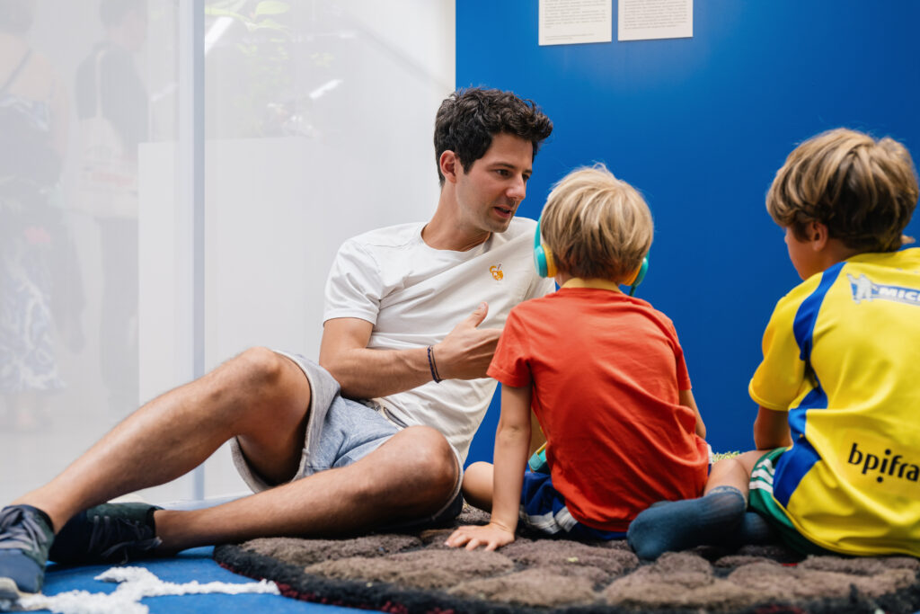 Père et son fils dans l'exposition le temps qu'il nous avec la lunii