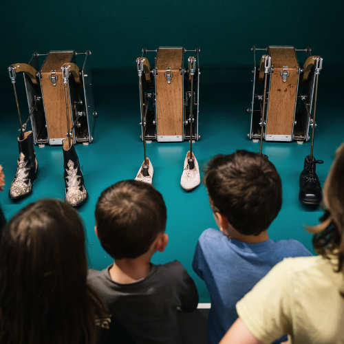 Chaussures Arno Fabre. Enfants devant l'oeuvre