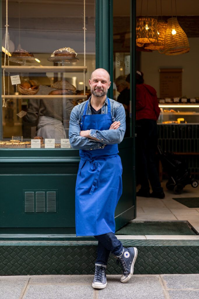 Anthony Courteille devant sa boulangerie