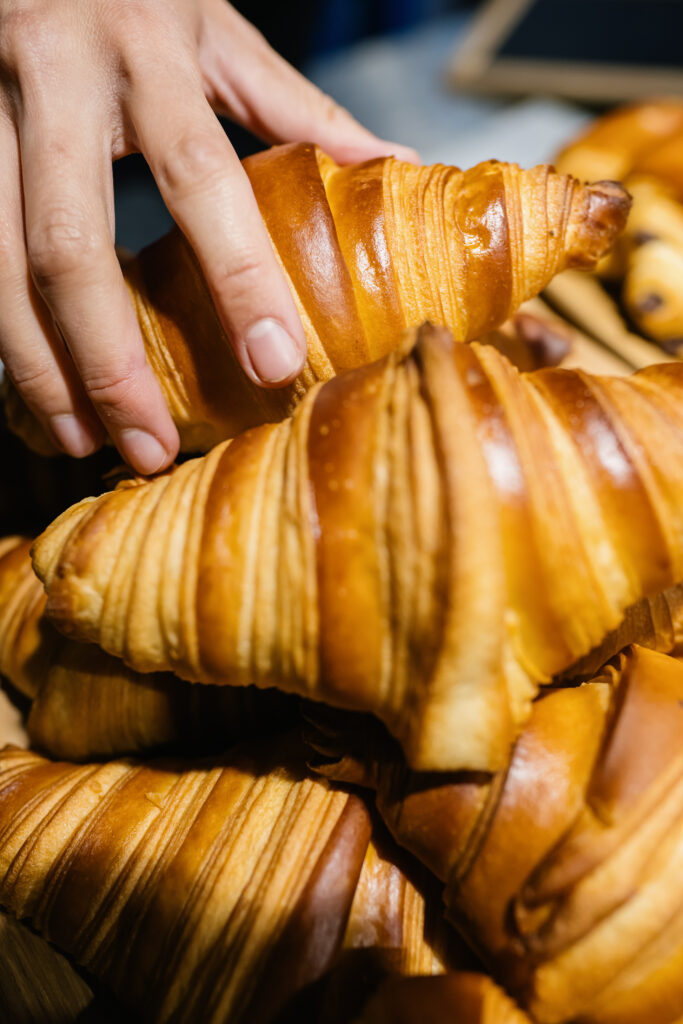 Croissant Café au sein du MAIF Social Club, à Paris, géré par la boulangerie SAIN, photographié lors du vernissage public de "Faisons Corps", en 2024, par Jean-Louis Carli.