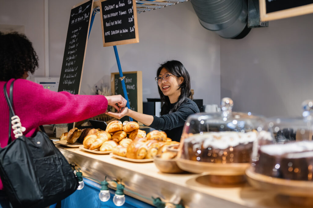 Café au sein du MAIF Social Club, à Paris, géré par la boulangerie SAIN, photographié lors du vernissage public de "Faisons Corps", en 2024, par Jean-Louis Carli.