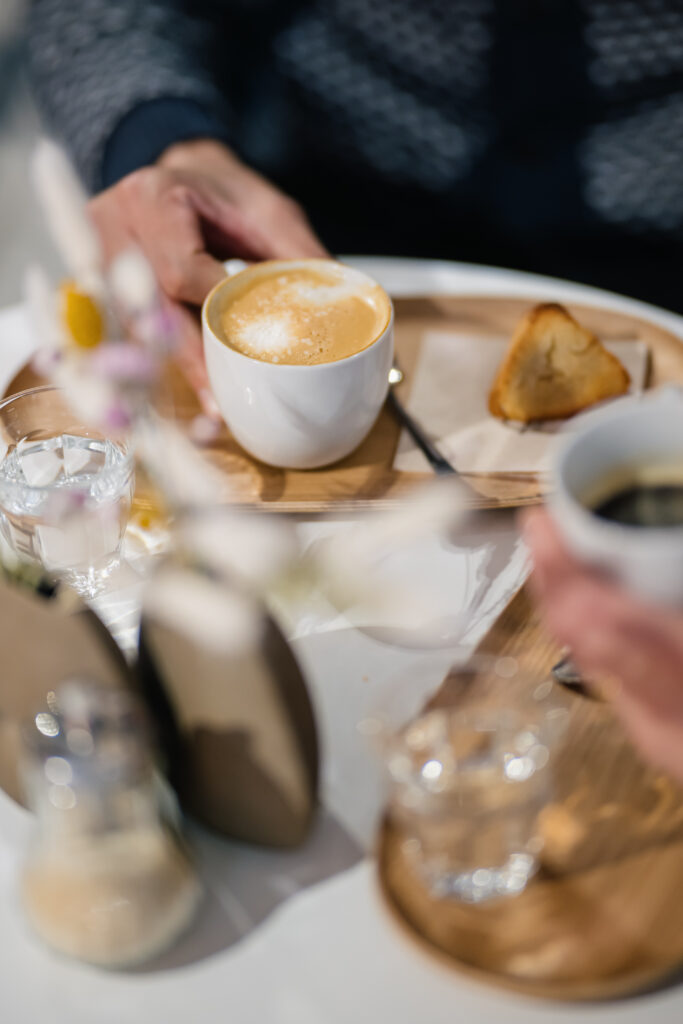 Café au sein du MAIF Social Club, à Paris, géré par la boulangerie SAIN, photographié lors du vernissage public de "Faisons Corps", en 2024, par Jean-Louis Carli.