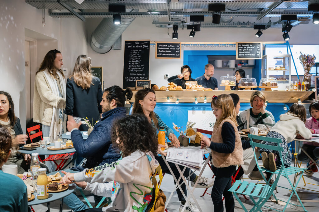 Café au sein du MAIF Social Club, à Paris, géré par la boulangerie SAIN, photographié lors du vernissage public de "Faisons Corps", en 2024, par Jean-Louis Carli.