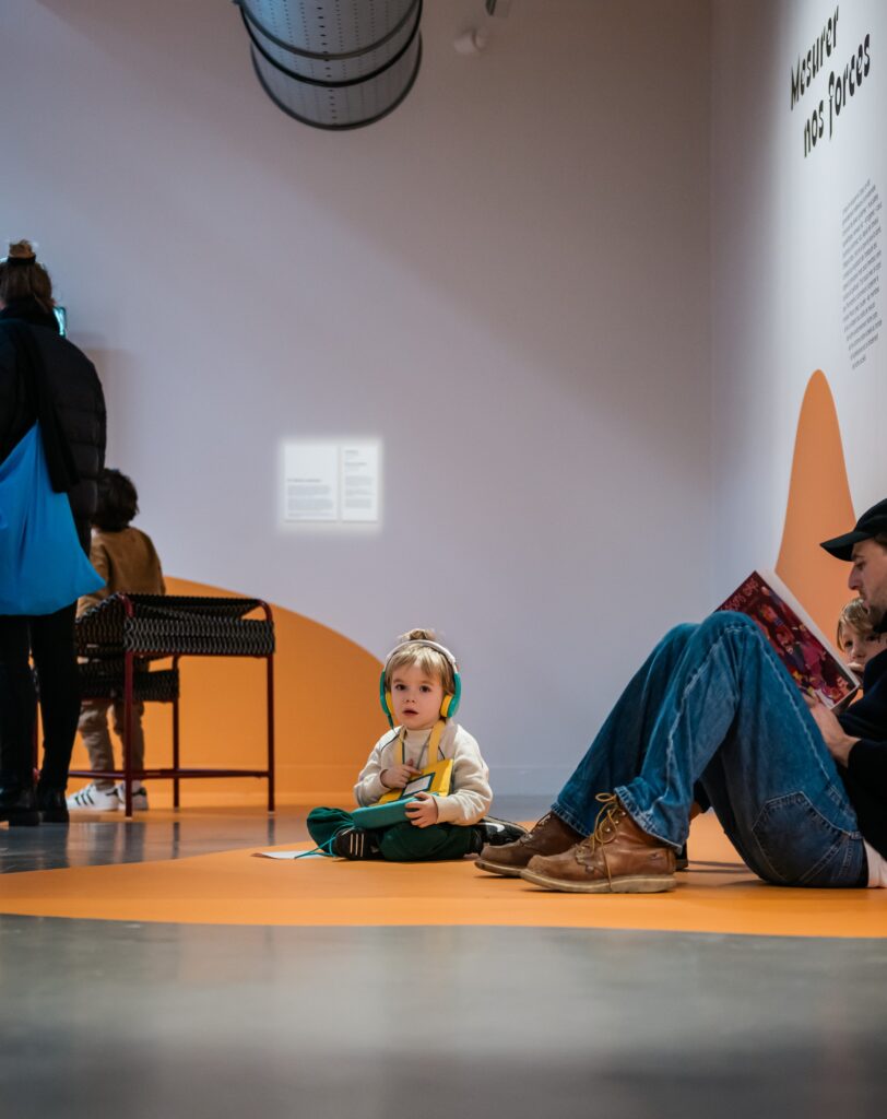 Enfant dans l'exposition avec lunii sur les oreilles