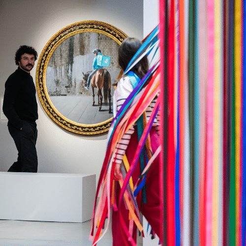 visiteurs dans l'expo