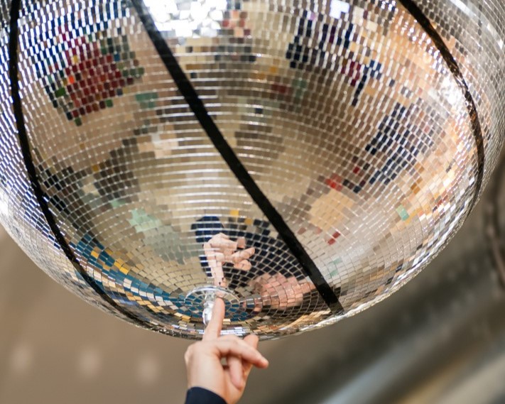Oeuvre de Laurent Perbos accroché au dessus du café : Basket Disco Ball