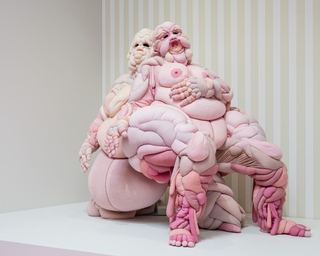 Oeuvre "Lean on me" de l'artiste Daisy Collingridge dans le cadre de l'exposition Faisons corps du MAIF Social Club