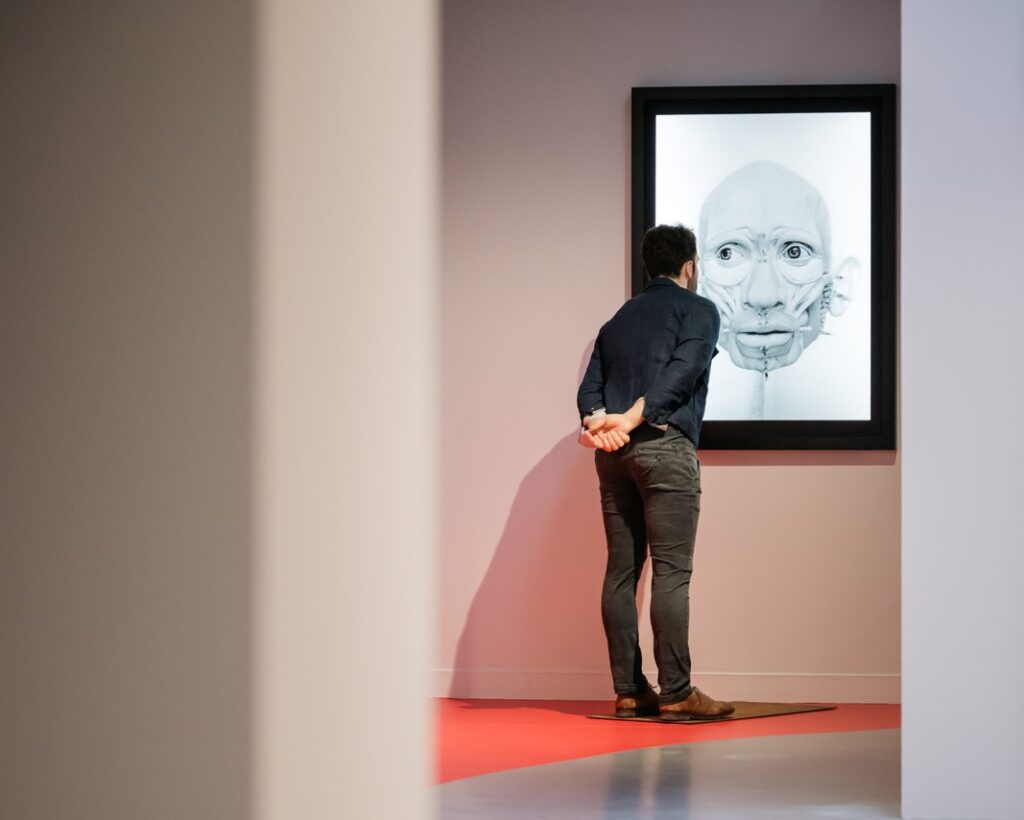 Oeuvres "Le curieux" et "Human II" de l'artiste Elisabeth Daynès dans le cadre de l'exposition Faisons corps du MAIF Social Club