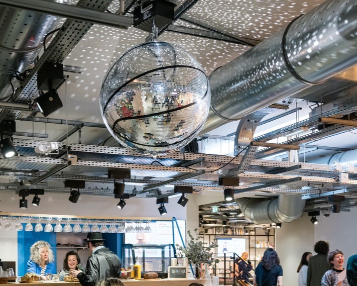 Oeuvre de Laurent Perbos accroché au dessus du café : Basket Disco Ball