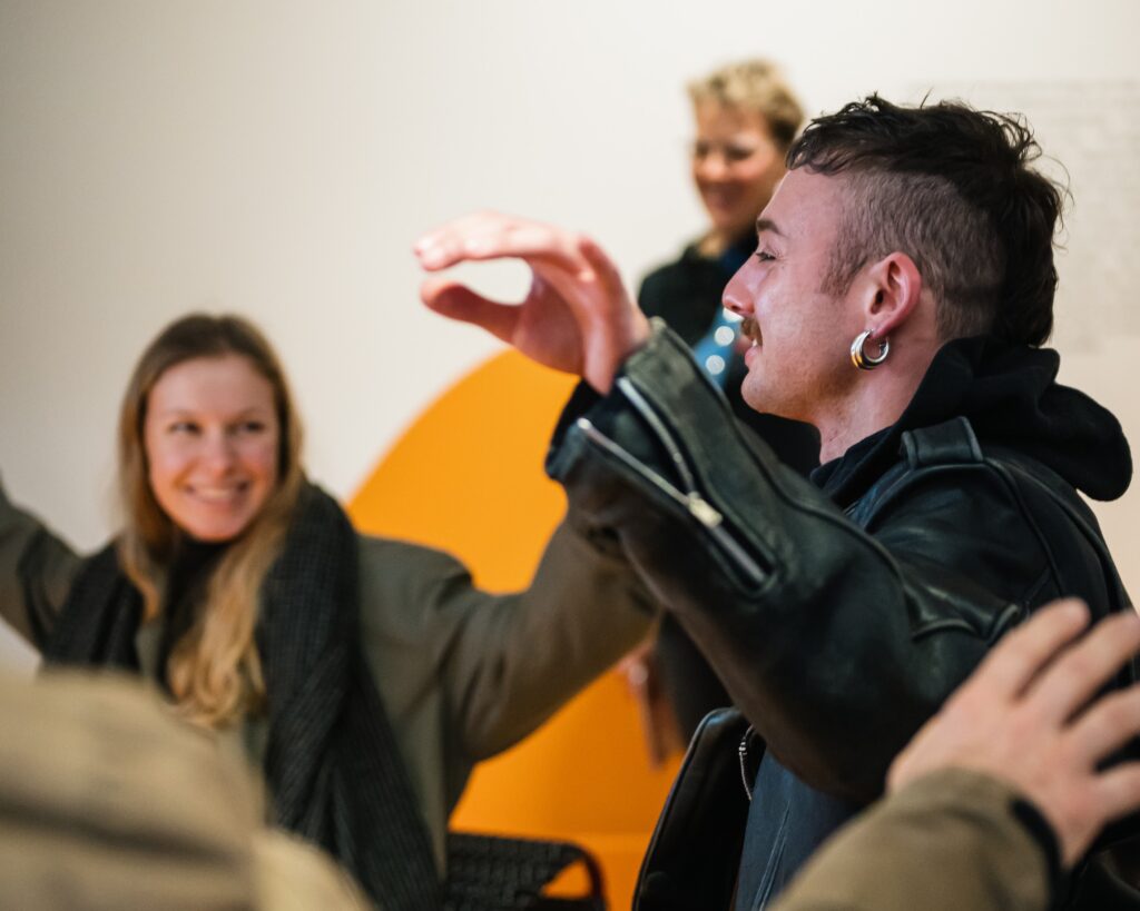Deux jeunes adultes sur l'oeuvre Schaises et bounce station de l'artiste SMarin dans le cadre de l'exposition Faisons corps du MAIF Social Club