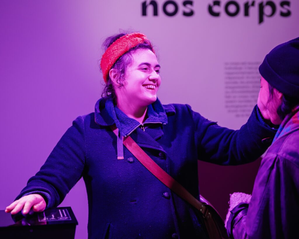 Deux adultes découvrant l'oeuvre "Lights contacts" de l'artiste Scenocosme dans le cadre de l'exposition Faisons corps du MAIF Social Club