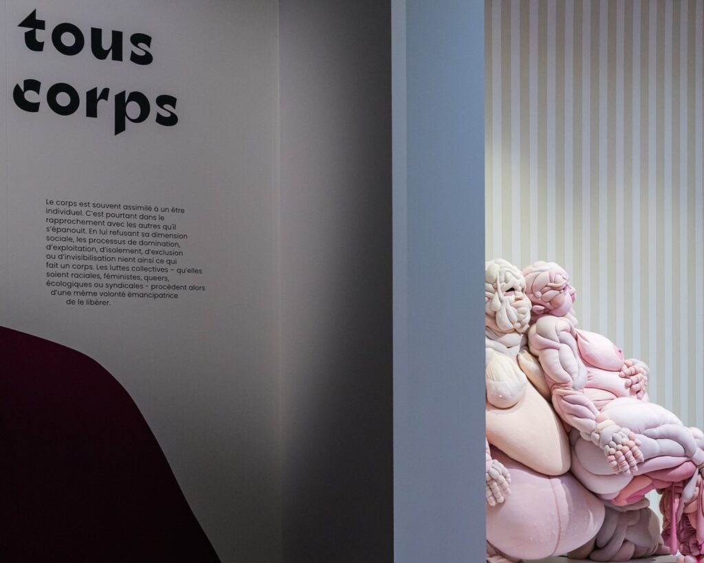 Oeuvre "Lean on me" de l'artiste Daisy Collingridge dans le cadre de l'exposition Faisons corps du MAIF Social Club