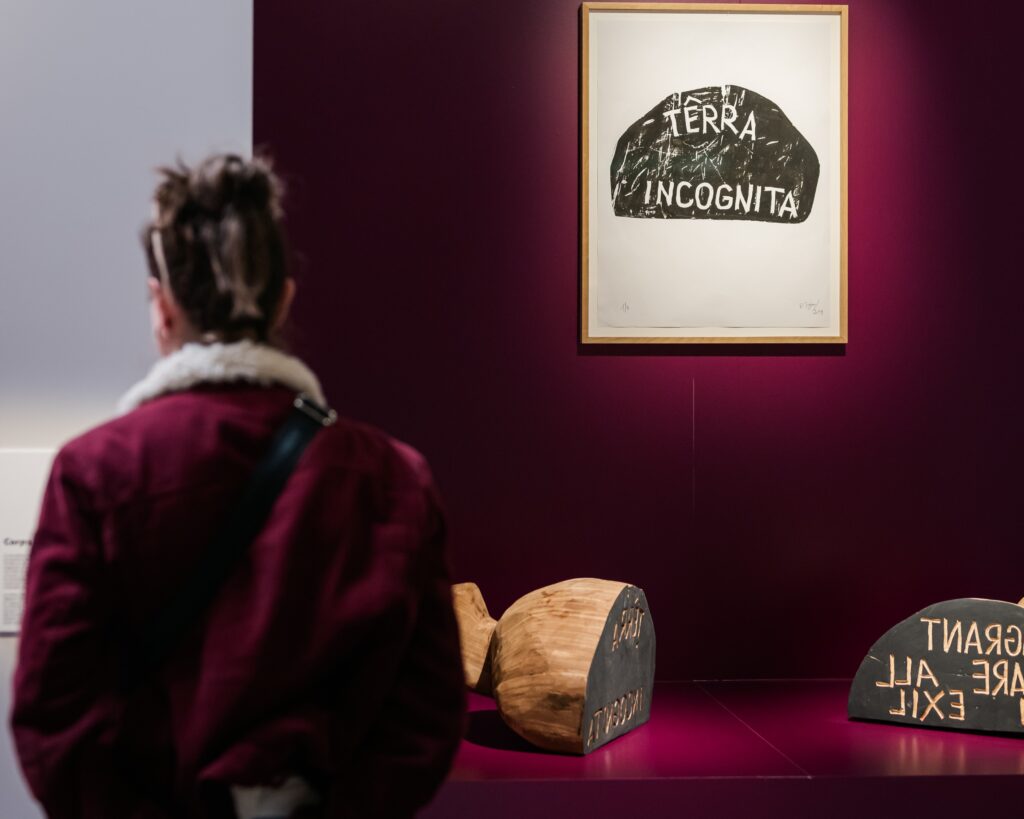 Oeuvres "Terra Incognita" et "Migrants we are all in exil" de l'artiste Barthelemy Toguo dans le cadre de l'exposition Faisons corps du MAIF Social Club