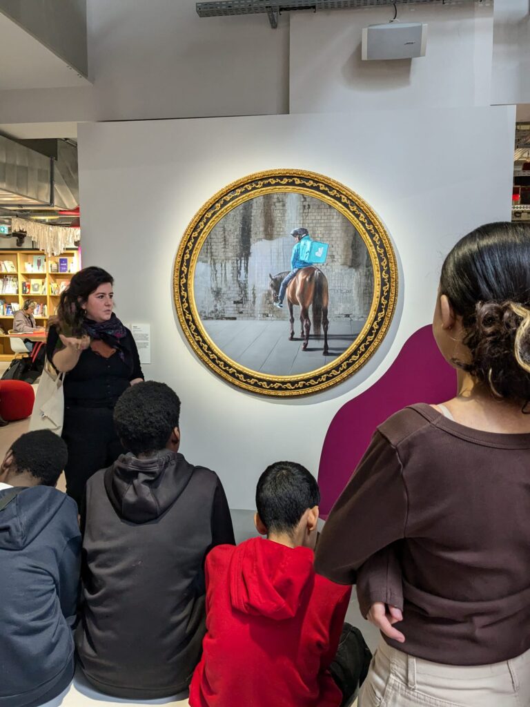 Visite de l'exposition devant l'oeuvre d'Arnaud Adami