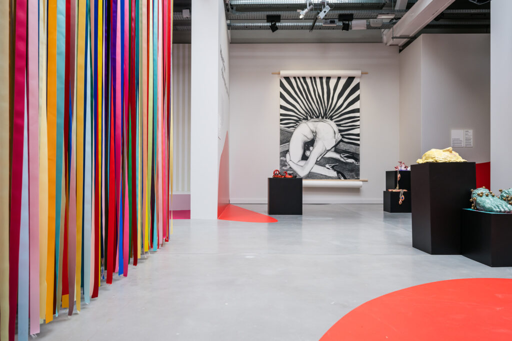 Vue des oeuvres de Myriam Mechita Le sourire de Judy et Les.pieges des reves perdus au sein de l'exposition collective Faisons Corps au MAIF Social Club et de sa scenographie a Paris en 2024.