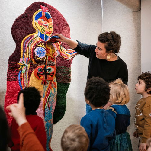 Marie visite enfants sur faisons corps