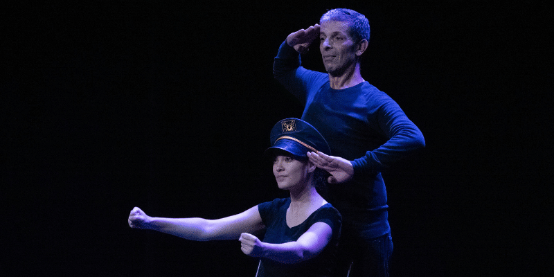 Deux comédiens sur scène