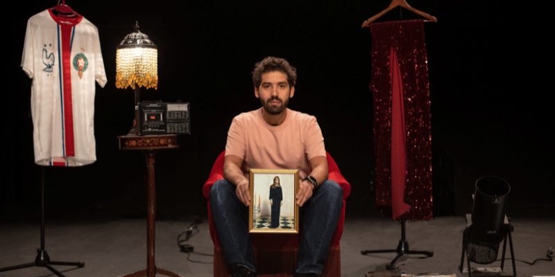 Homme assis tenant un cadre photo