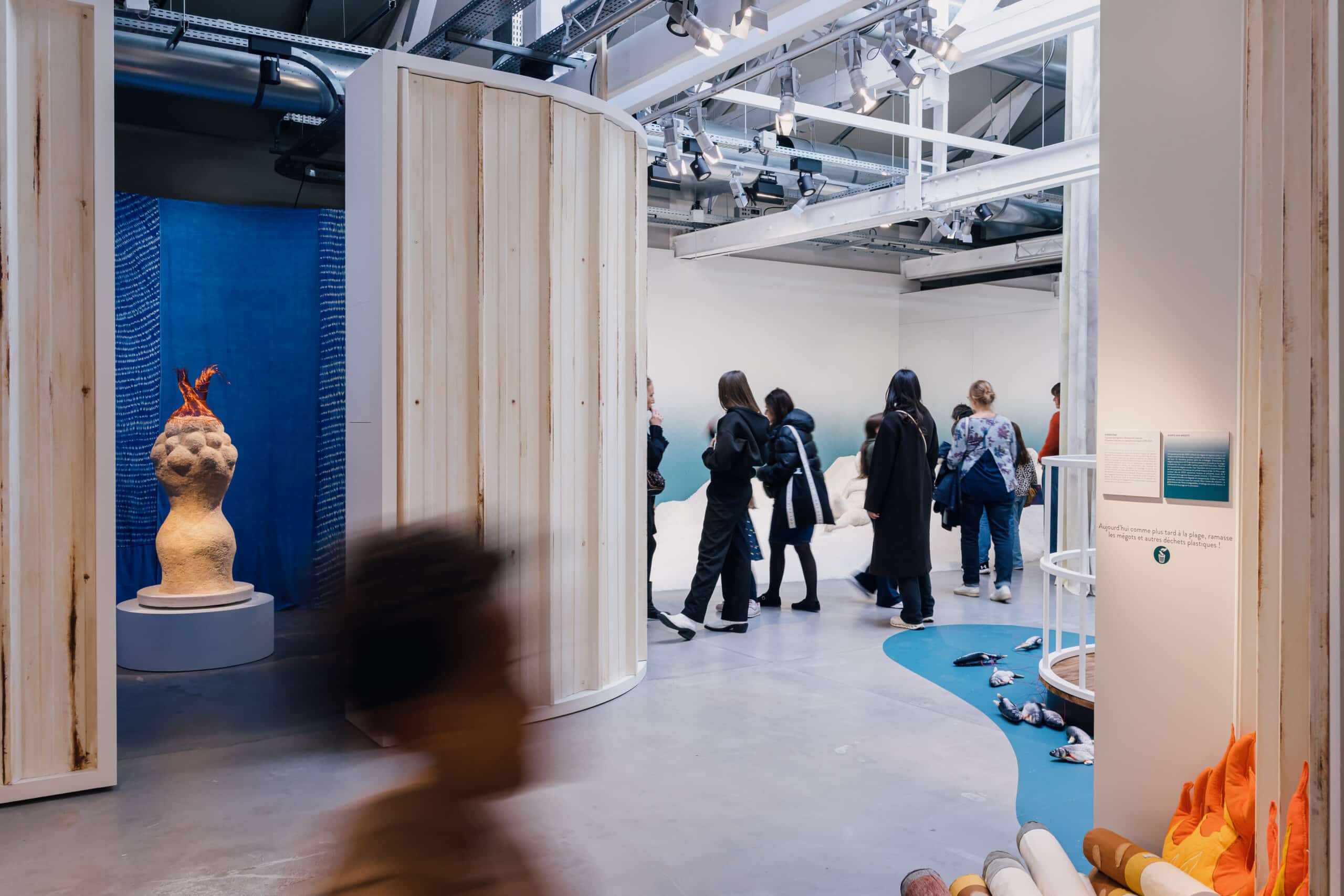 Exposition "Voir la Mer", sous la direction de la commissaire Lauranne Germond, au MAIF Social Club, photographiée lors du vernissage public le 11 Octobre 2025 par Jean-Louis Carli.