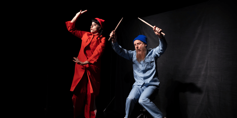 Deux comédiens qui jouent de la musique