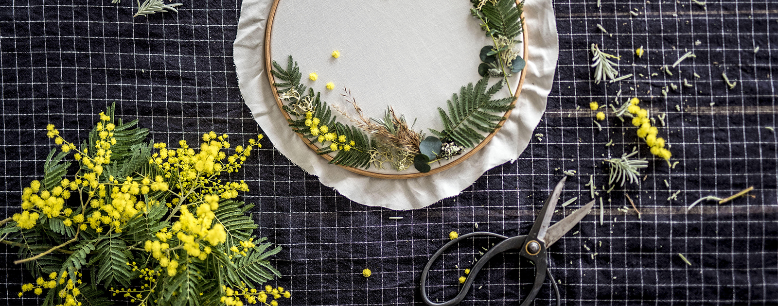 Tambour à broder et fleurs séchées