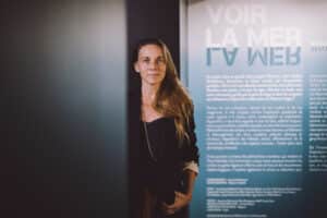 Portrait de Lauranne GERMOND, commissaire de l'exposition "Voir la Mer" au MAIF Social Club, photographiée par Jean-Louis Carli, le 08 Septembre 2025.