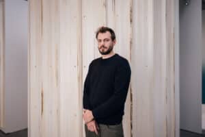 Portrait de Benjamin Gabrié, scénographe de l'exposition "Voir la Mer" au MAIF Social Club, photographié par Jean-Louis Carli, le 08 Septembre 2025.