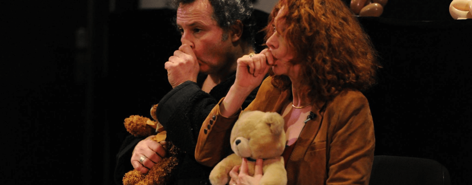 Adultes tenant un nounours