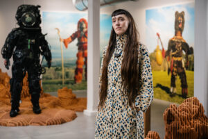 Portrait de la commissaire Jos Auzende de l’exposition CHAOSMOS, au MAIF Social Club, invitation faite à 12 artistes de nous raconter le cosmos et d’inventer de nouvelles manières d’habiter la Terre, scénographiée par Lucie Gautrain, à Paris.