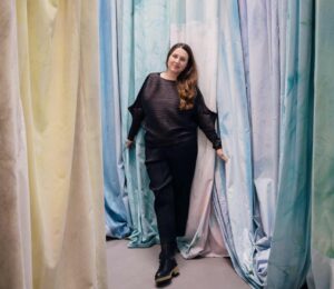 L'artiste Adélaïde FERIOT, exposée au MAIF Social Club dans le cadre de l'exposition "Voir la Mer", photographié par Jean-Louis Carli, à Paris, le 08 Septembre 2025.