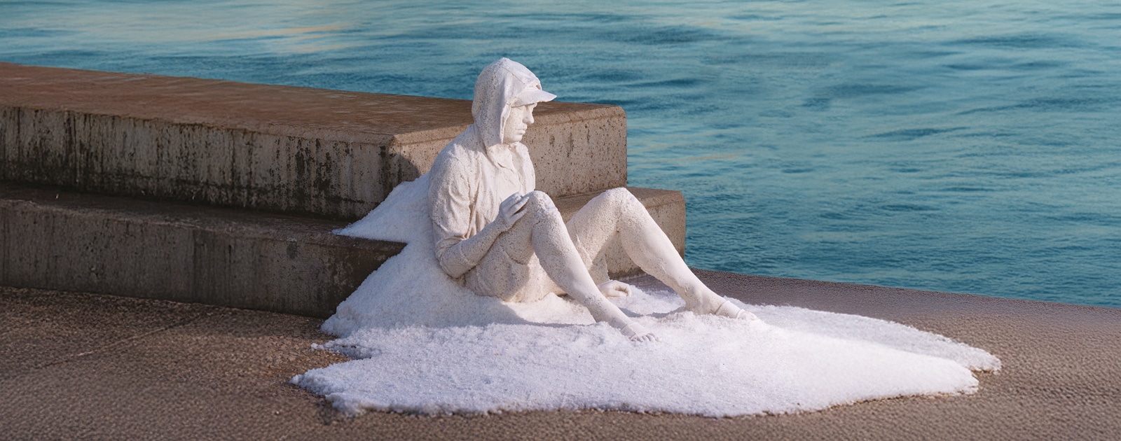 Personne de sel devant la mer