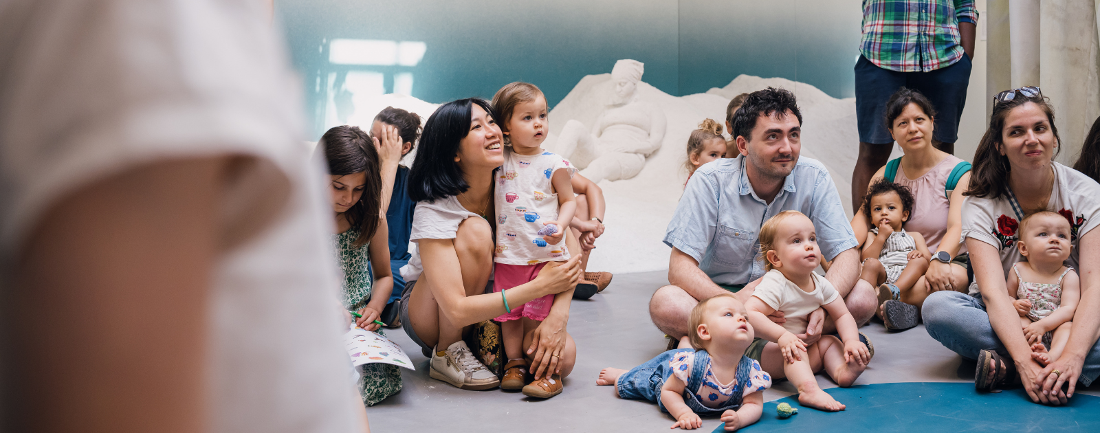 Enfants et bébés dans l'exposition Voir la mer