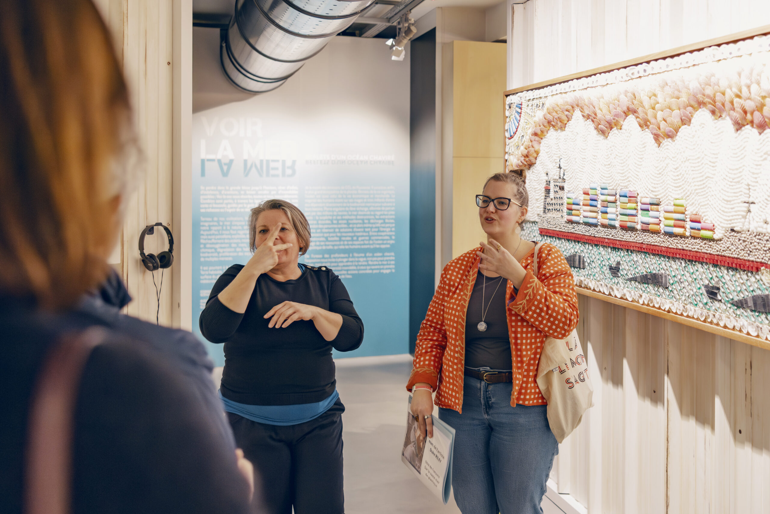 Le public est invite a redecouvrir les ?uvres de l?exposition avec la re-interpretation culinaire qui en aura ete faite par la cuisiniere Lila Djeddi auteure et cuisiniere engagee. La visite est guidee par Mathilde Vincent mediatrice du MSC et Isabelle Lombard interprete en LSF (Langue des signes francaise).